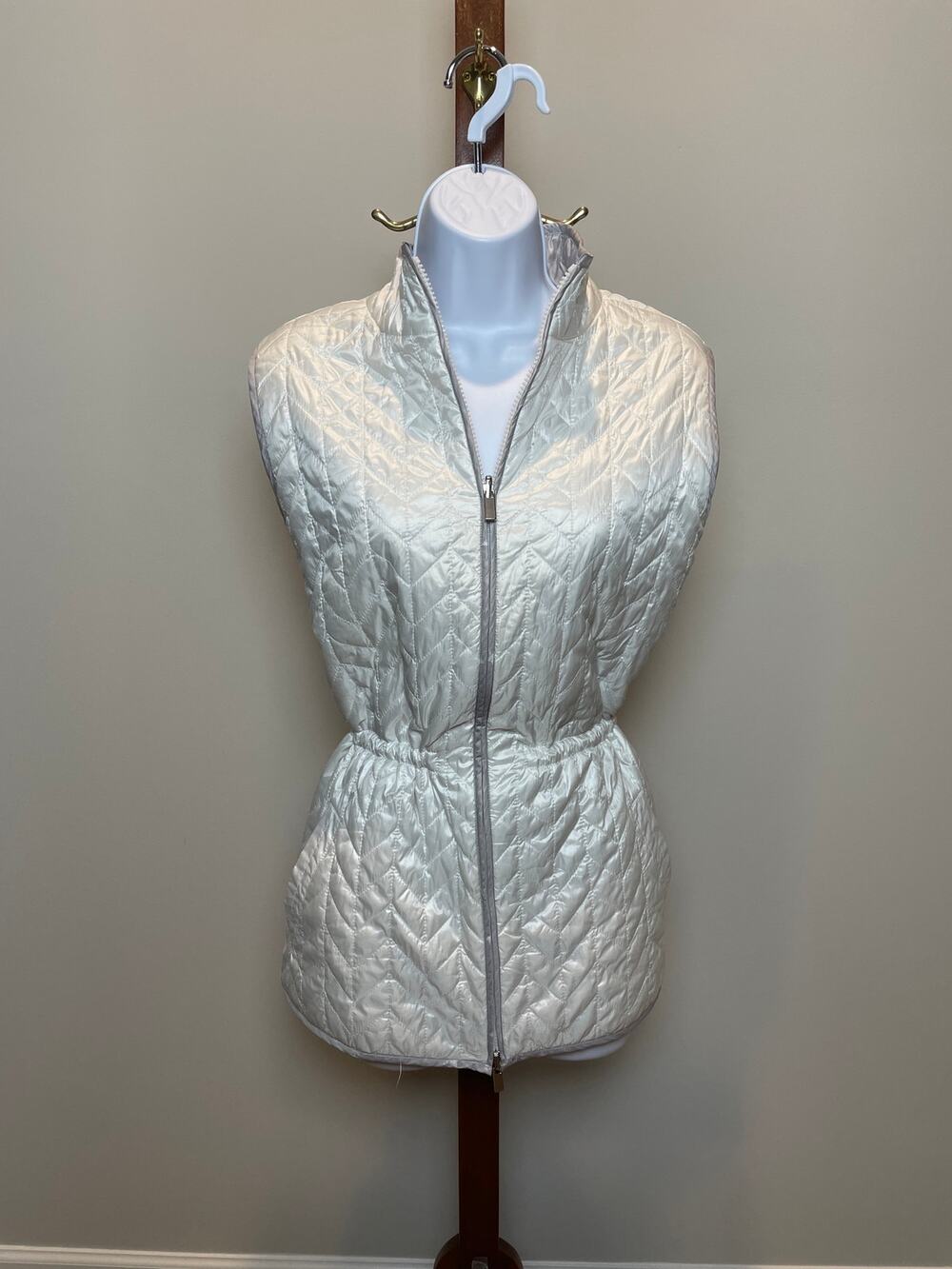 Chico’s Zenergy White Quilted Vest Size 16 to 18 Adjustable Waist Activewear